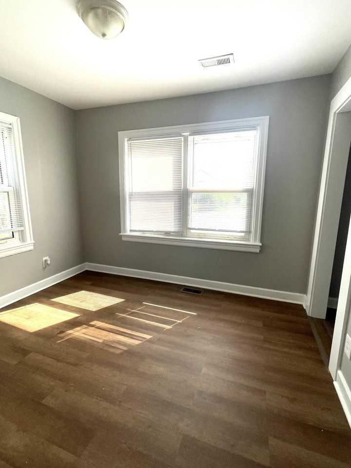 1105 Sparks Rd - Photo 6 of 16