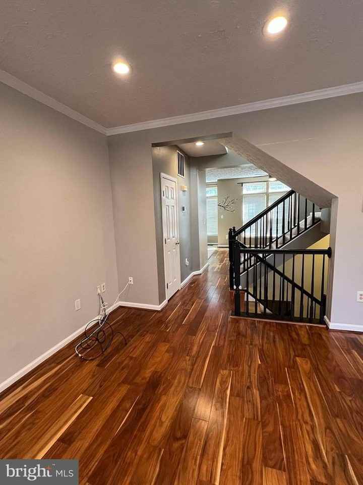 8334 Lyndhurst St - Photo 3 of 16
