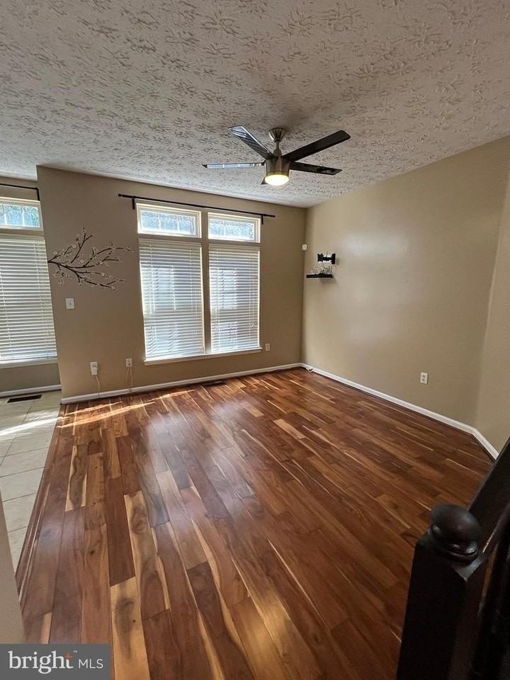 8334 Lyndhurst St - Photo 5 of 16