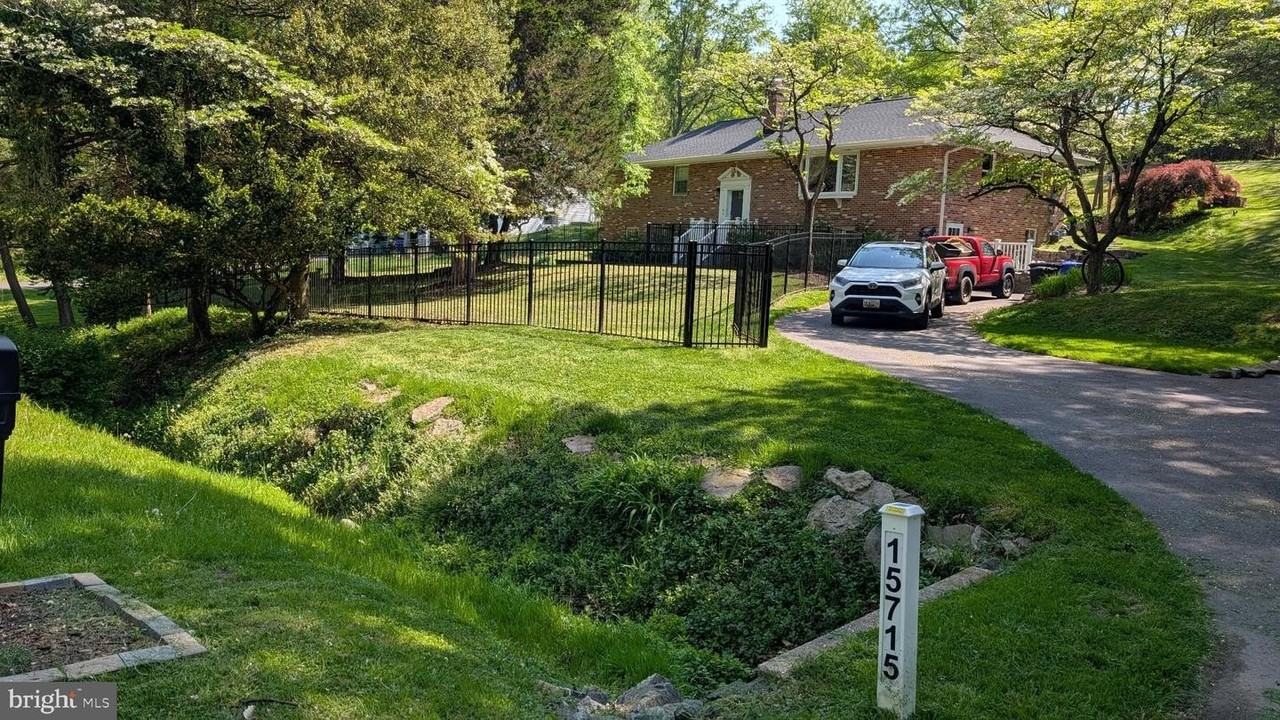 15715 Tierra Dr - Photo 2 of 40