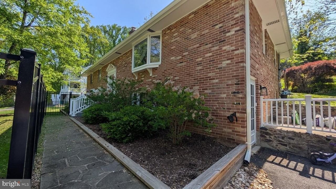 15715 Tierra Dr - Photo 3 of 40