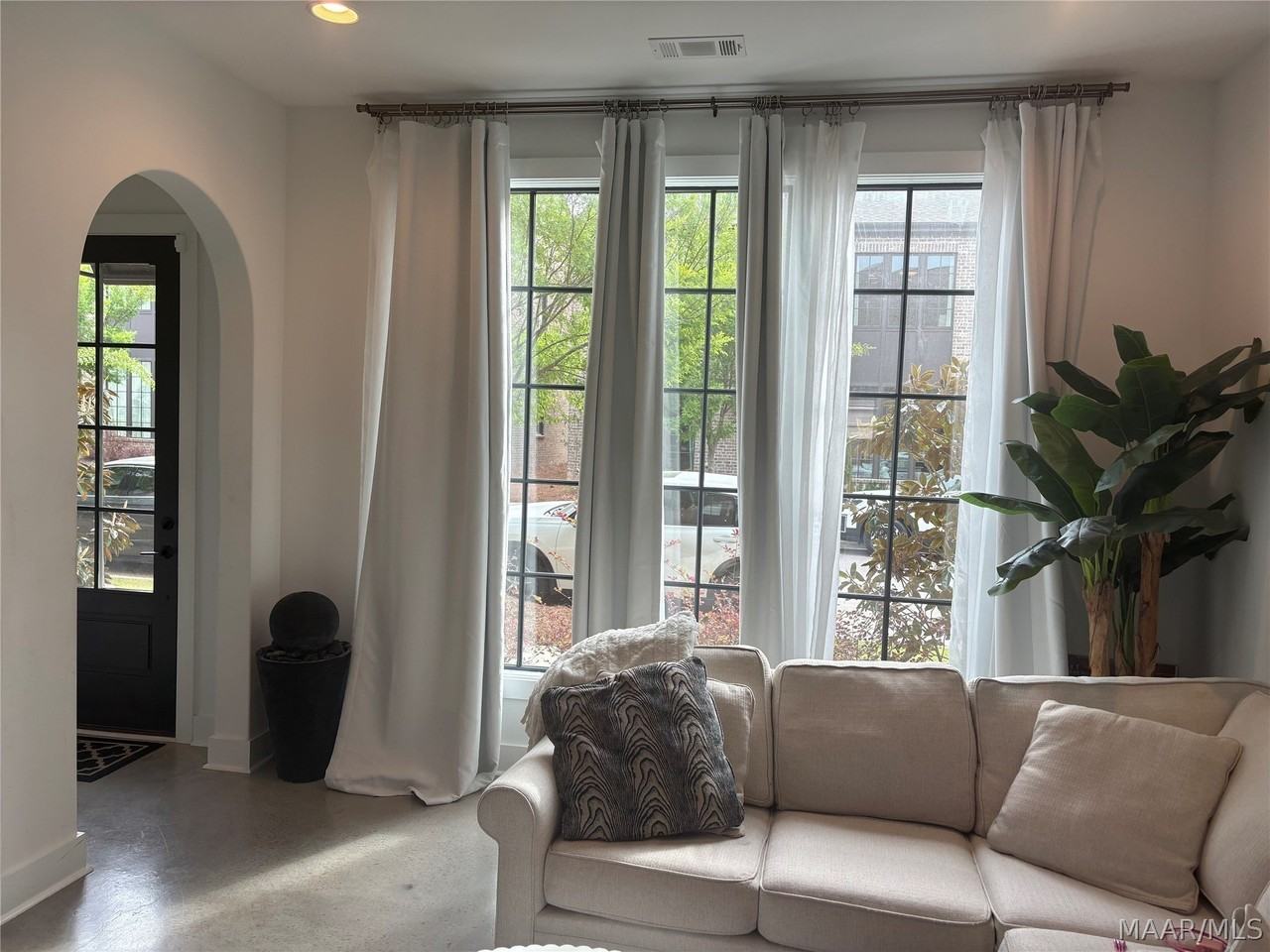 4660 Broadwick St - Photo 2 of 3