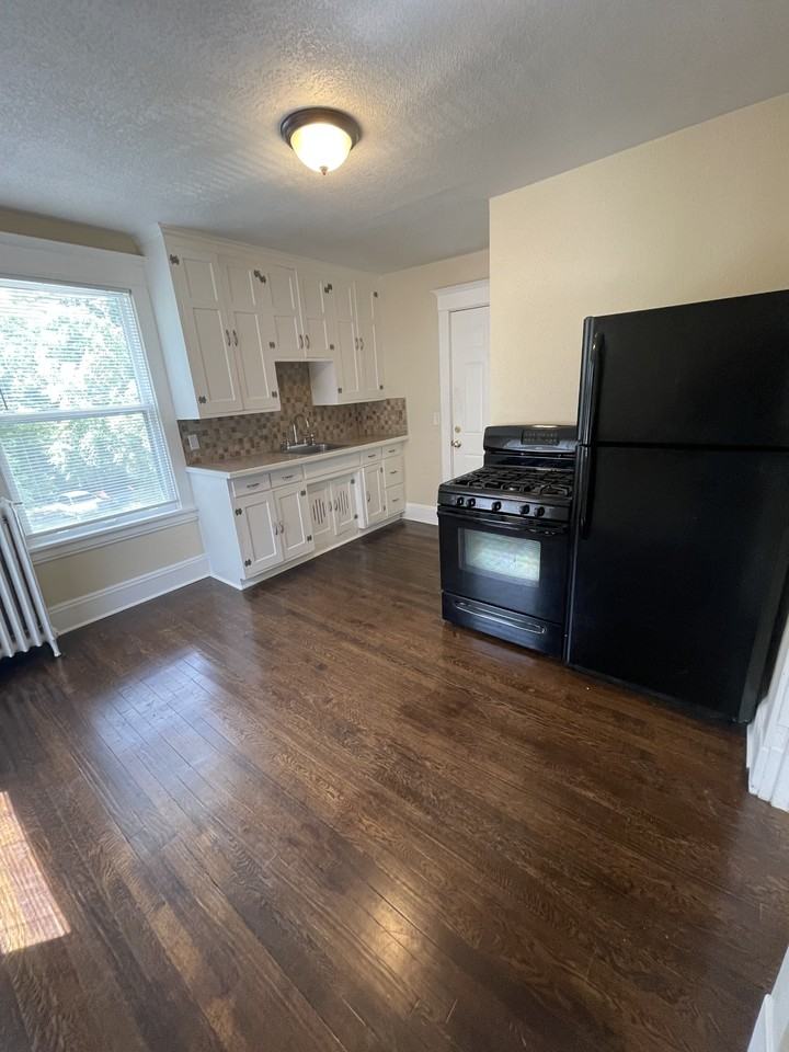 970 Reaney Avenue East - Photo 5 of 8