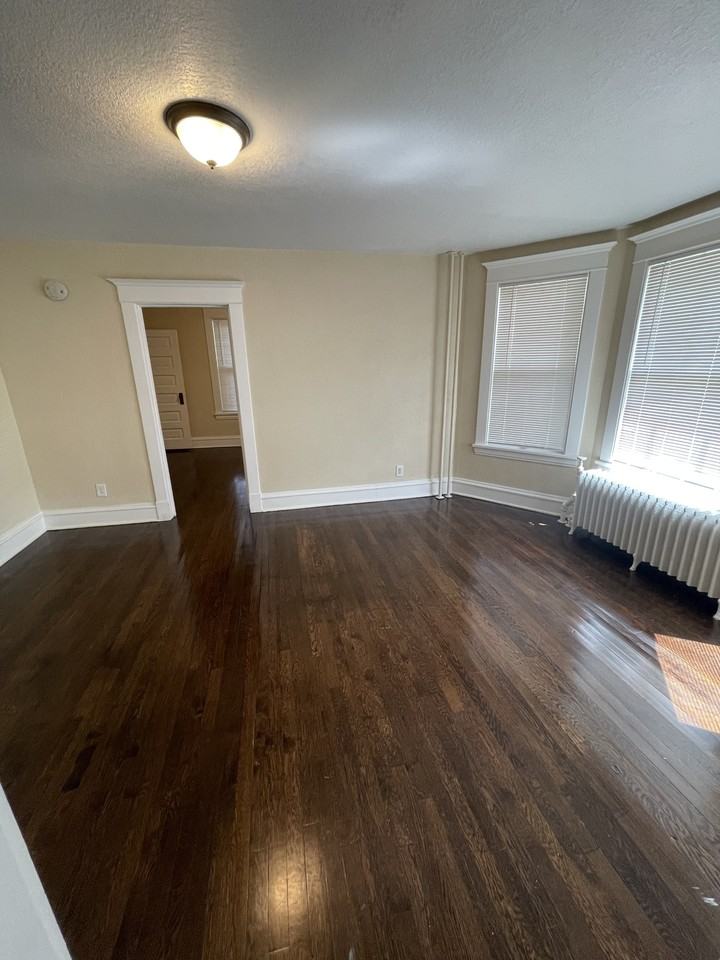 970 Reaney Avenue East - Photo 6 of 8