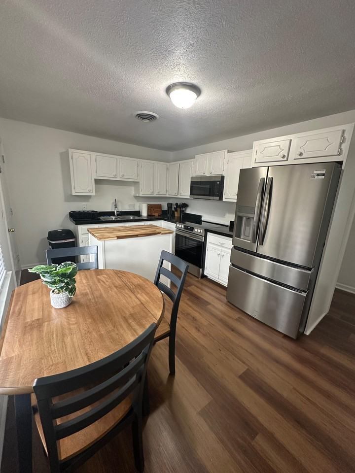 Avondale Cir - Photo 2 of 14