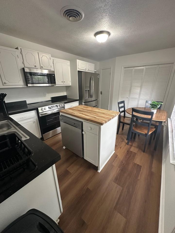 Avondale Cir - Photo 3 of 14