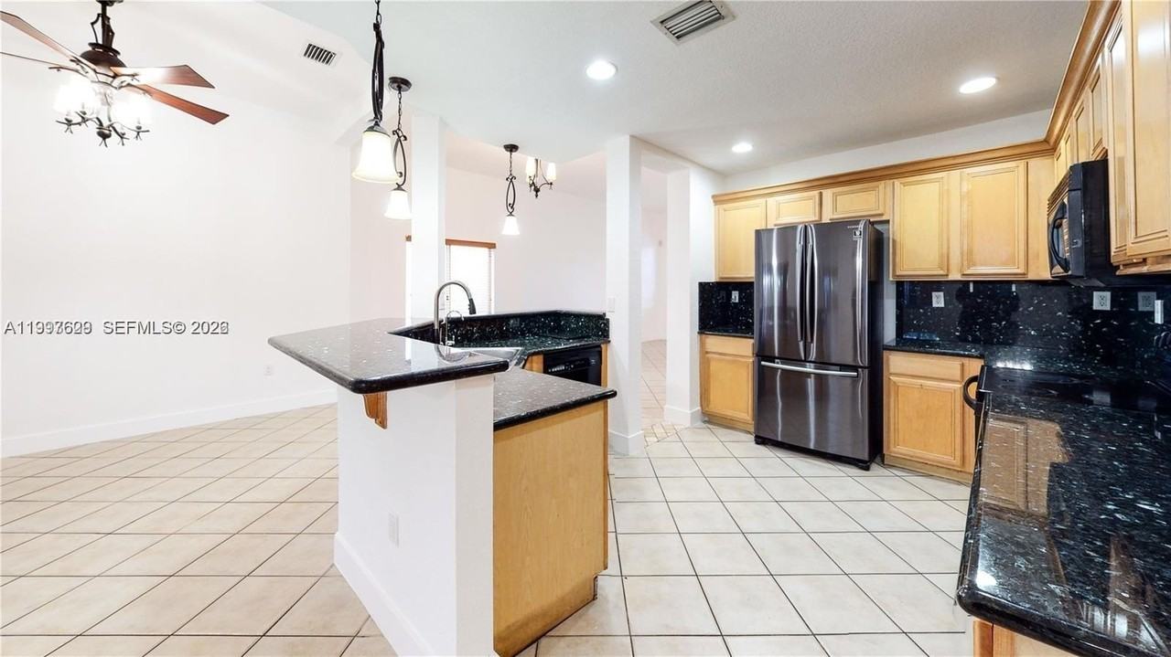 10873 Nw 53rd Ln - Photo 5 of 10