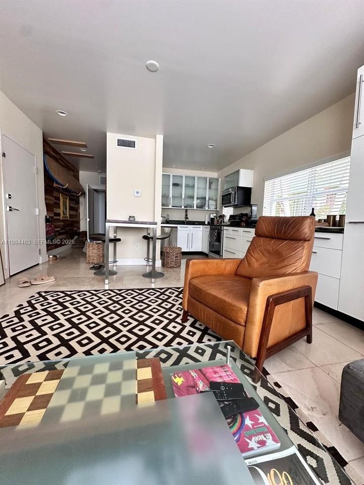 929 Michigan Ave #3