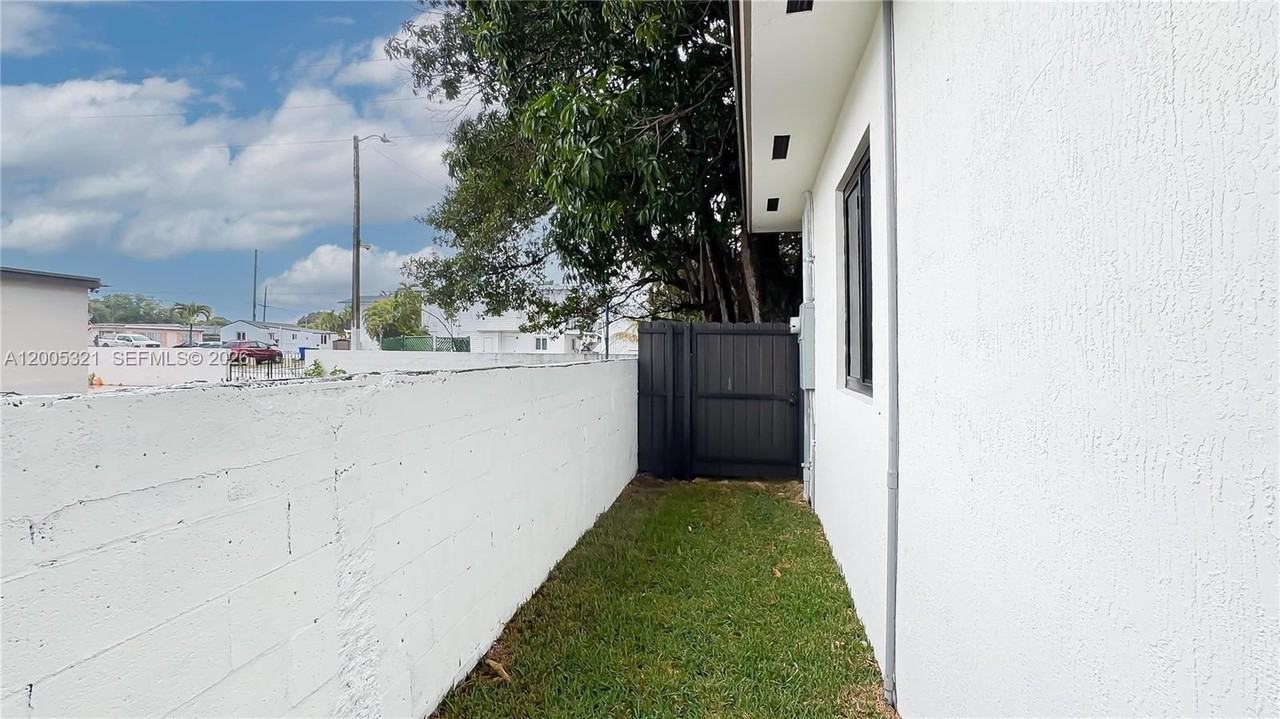 4517 Nw 3rd St #4517 - Photo 4 of 12
