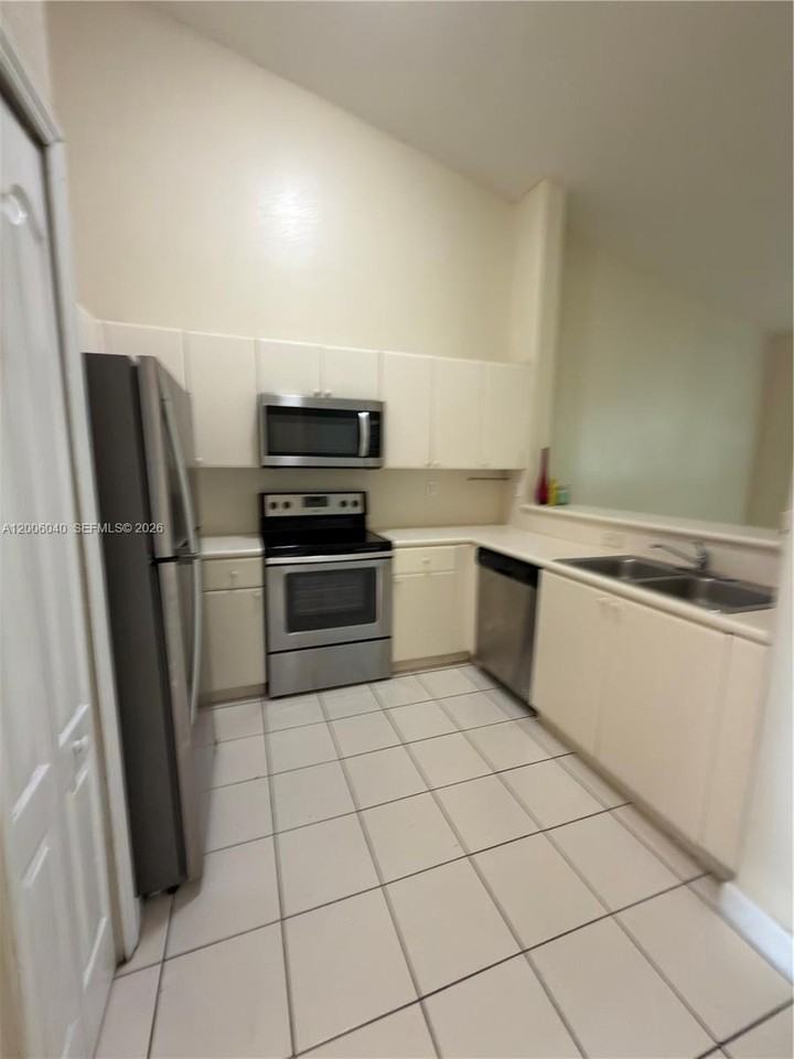 2728 Se 17th Ave #202 - Photo 5 of 16