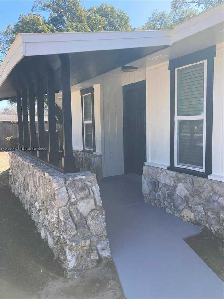 2020 Ne 11th Pl - Photo 4 of 18