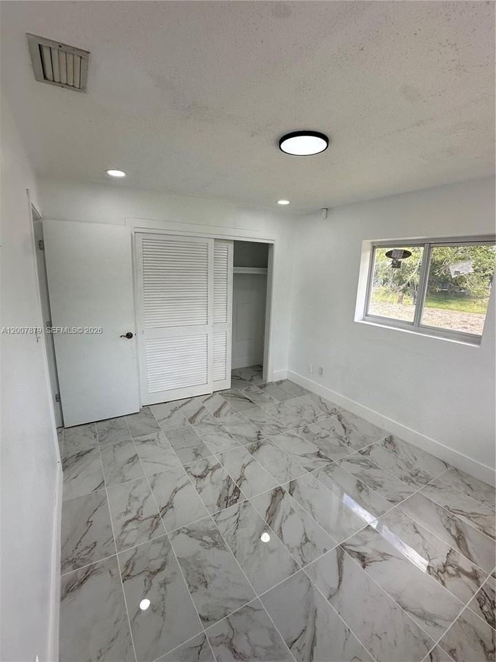 107 W Lake Dr - Photo 7 of 14