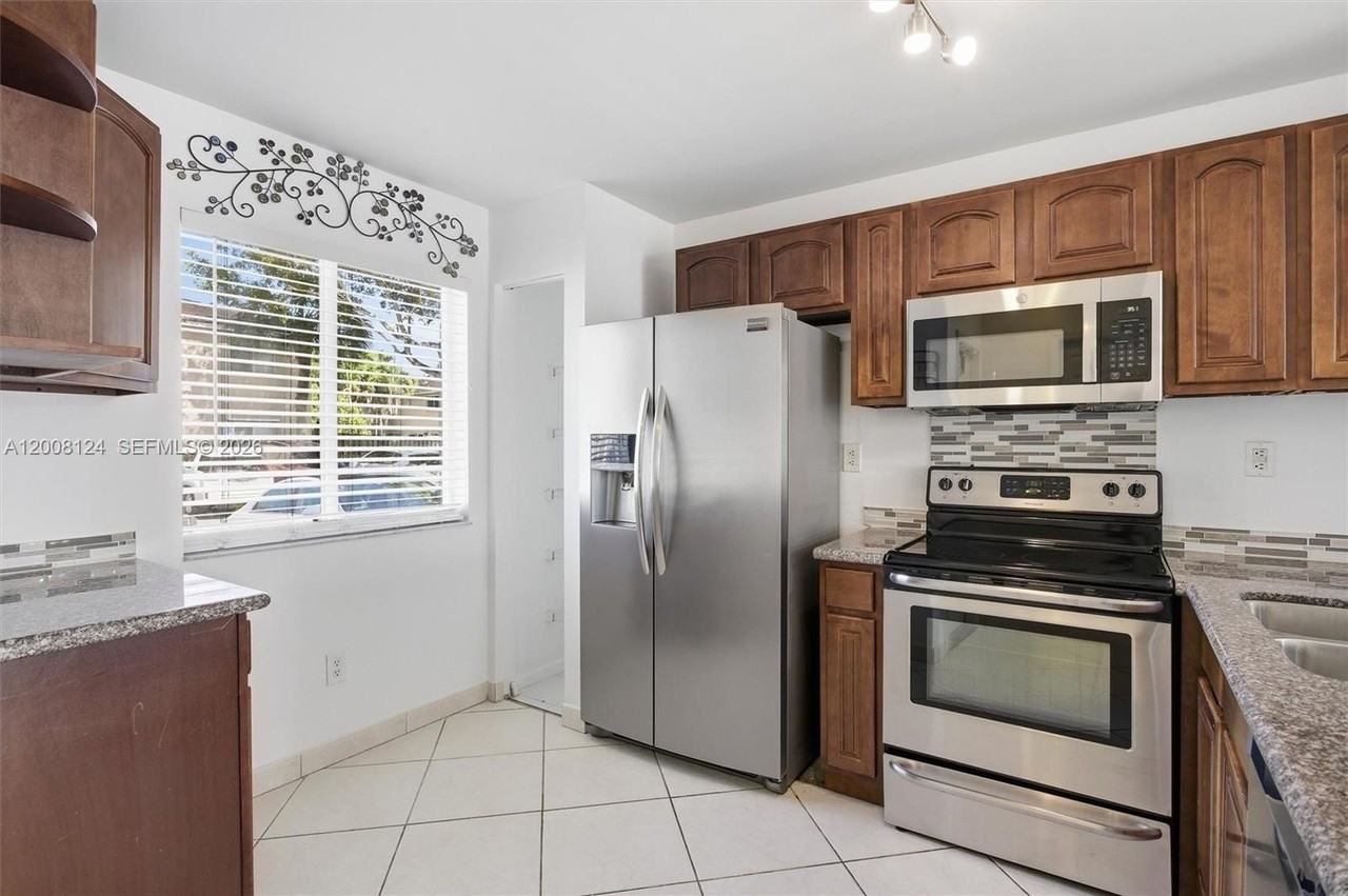 17530 Sw 139th Ct - Photo 3 of 35