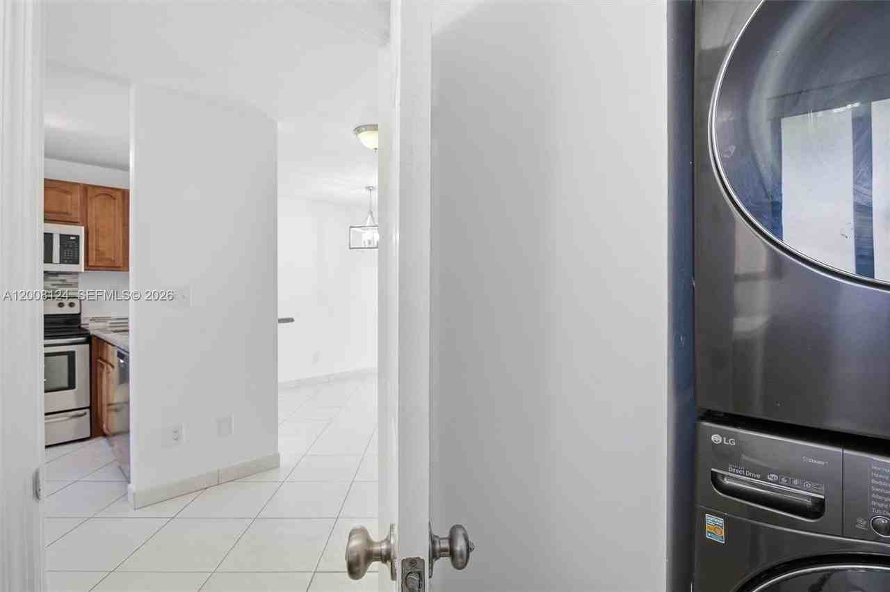 17530 Sw 139th Ct - Photo 4 of 35