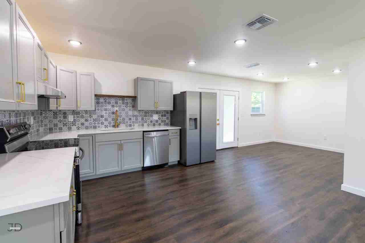 1310 Eleanor St #1 - Photo 7 of 31
