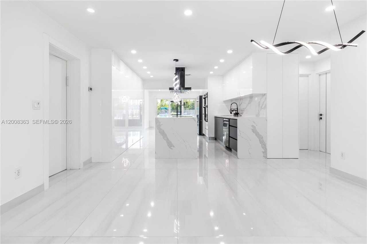 4530 Sw 34th Dr - Photo 4 of 50