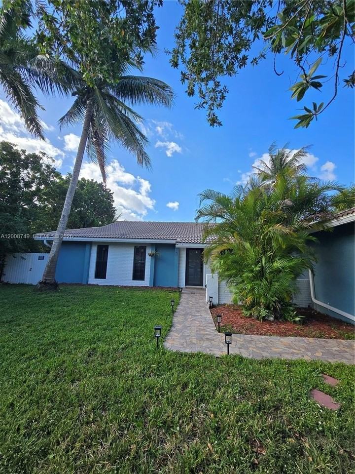 11578 Nw 39th Pl - Photo 7 of 48