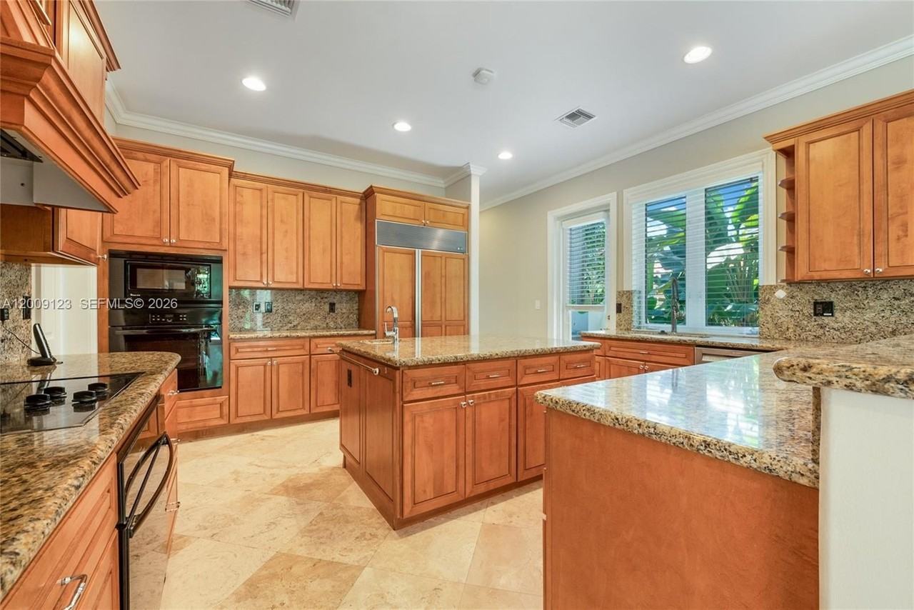 13680 Deering Bay Dr #13680 - Photo 6 of 21