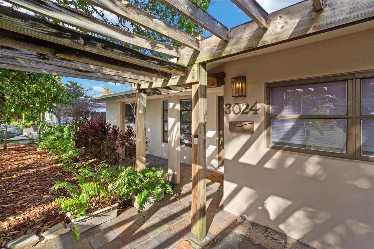 3024 Ne 2nd Ter #0 - Photo 4 of 21