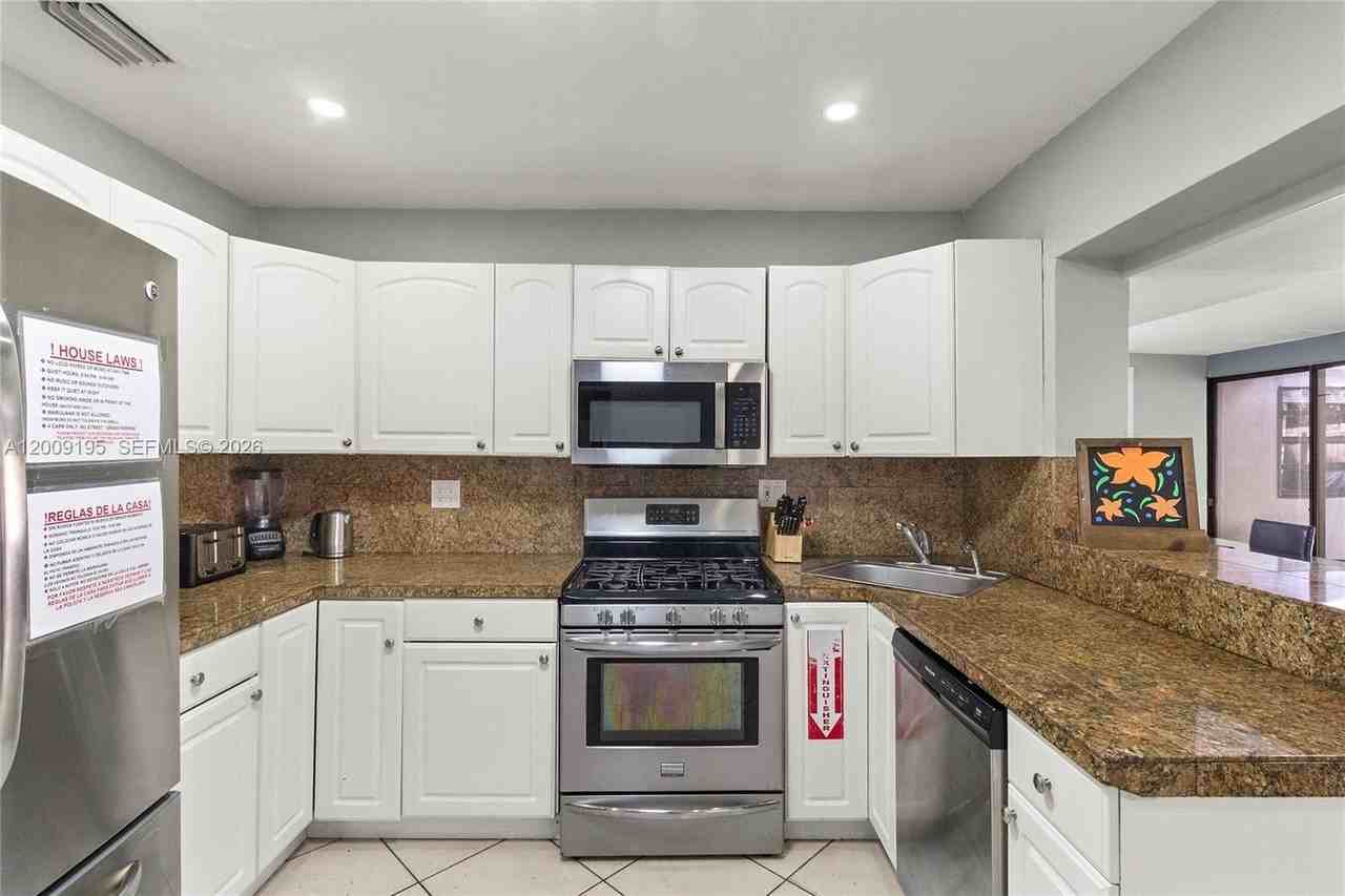 3024 Ne 2nd Ter #0 - Photo 6 of 21