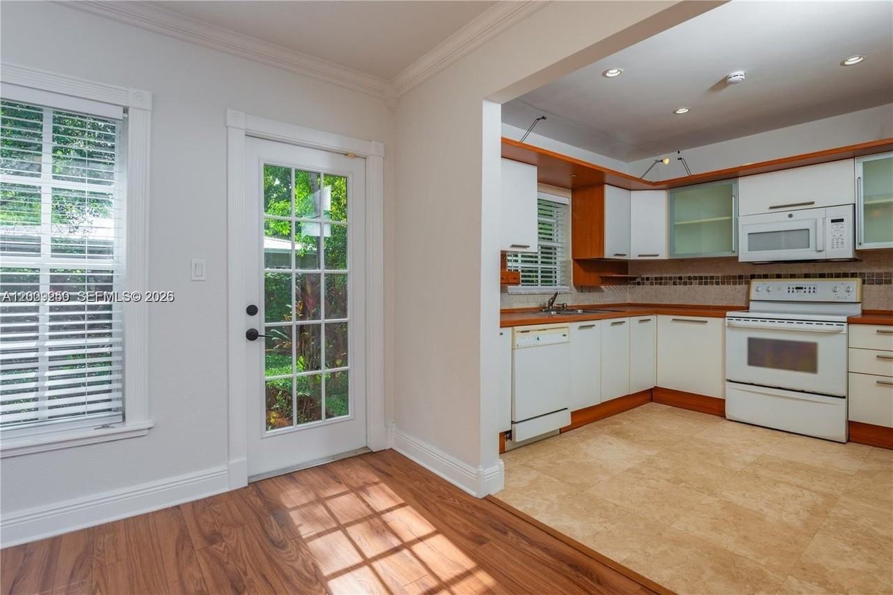 5490 Sw 57th Ave #0 - Photo 4 of 12