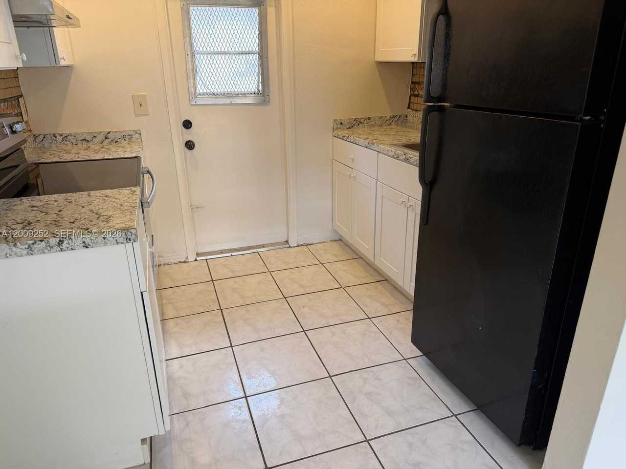 728 Sw 7th St #1-2 - Photo 3 of 7