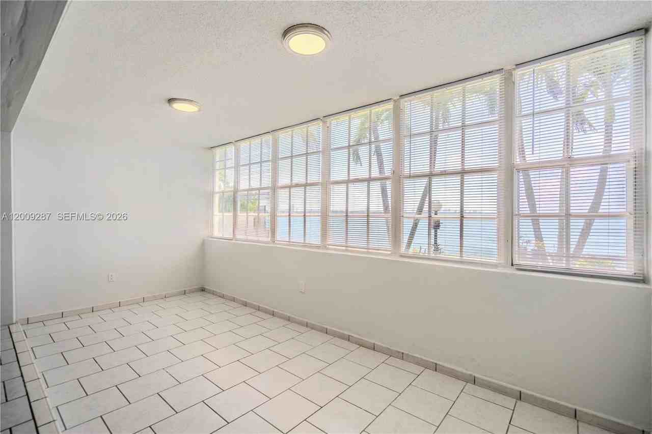 1940 Bay Dr #11 - Photo 5 of 29