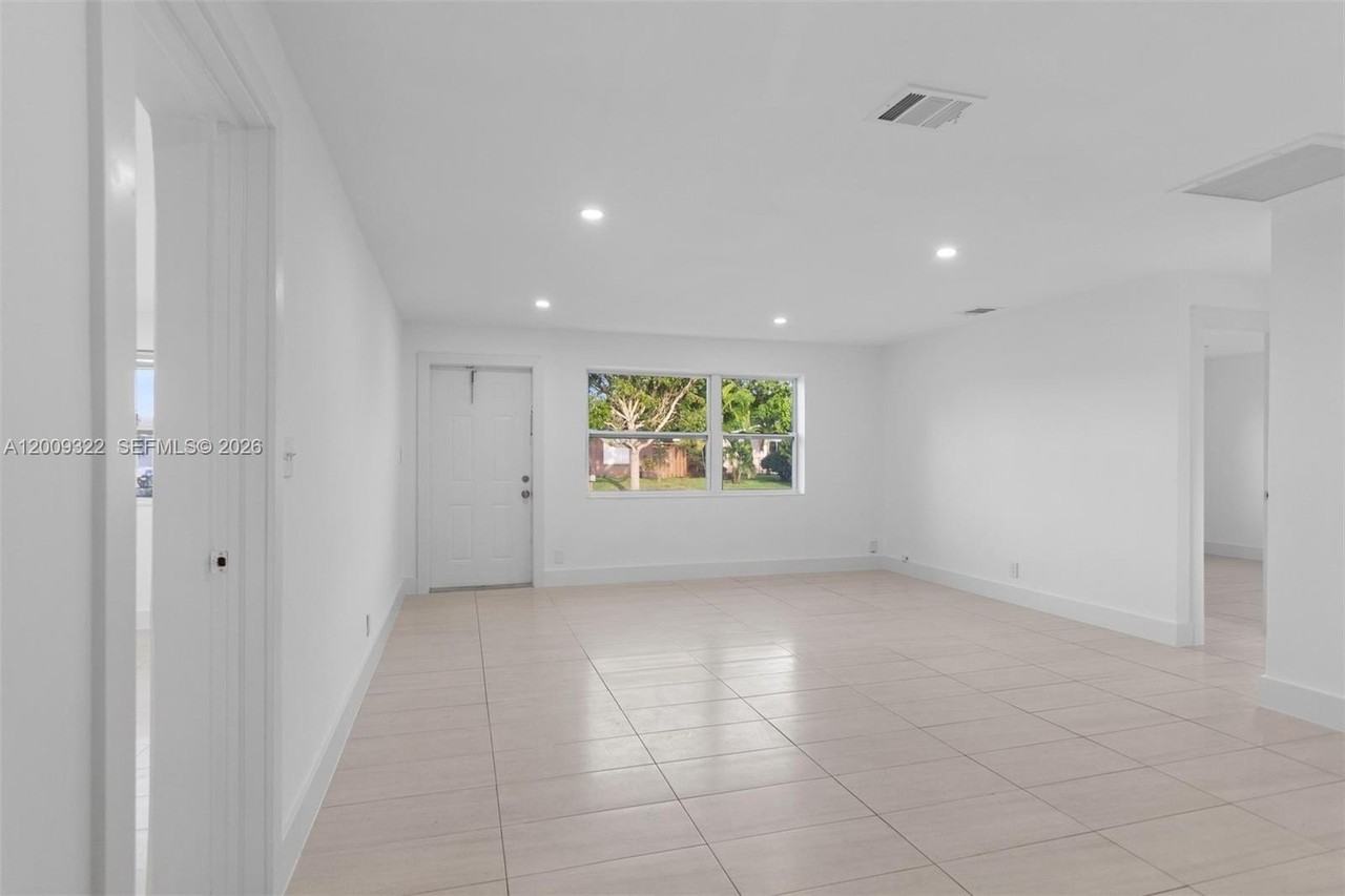 1481 Sw 49th Ave #1481 - Photo 3 of 20