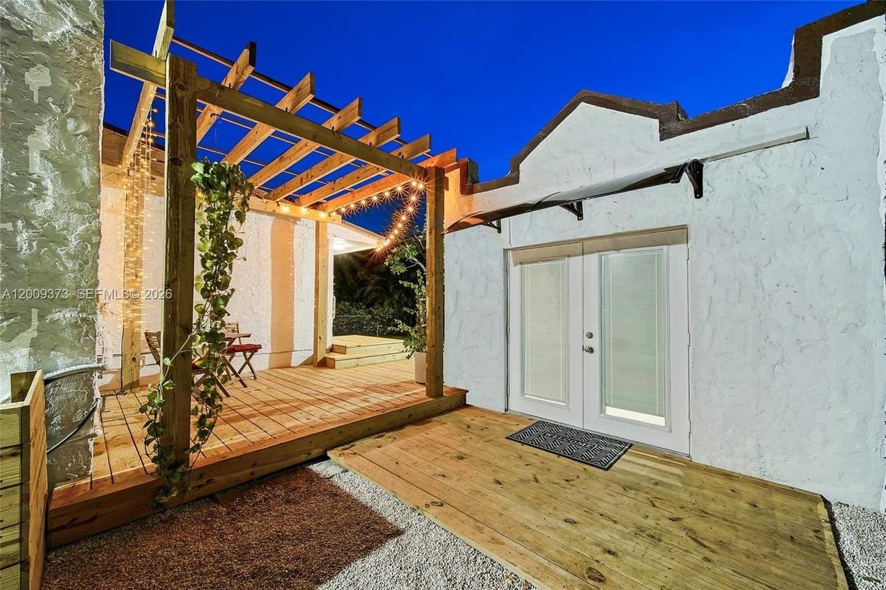 1925 Sw 23rd St - Photo 4 of 27
