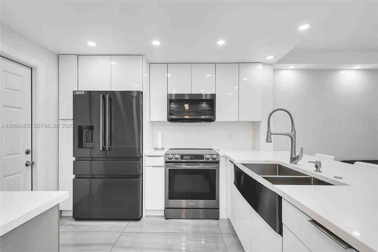 5260 Nw 11th St #201 - Photo 2 of 30