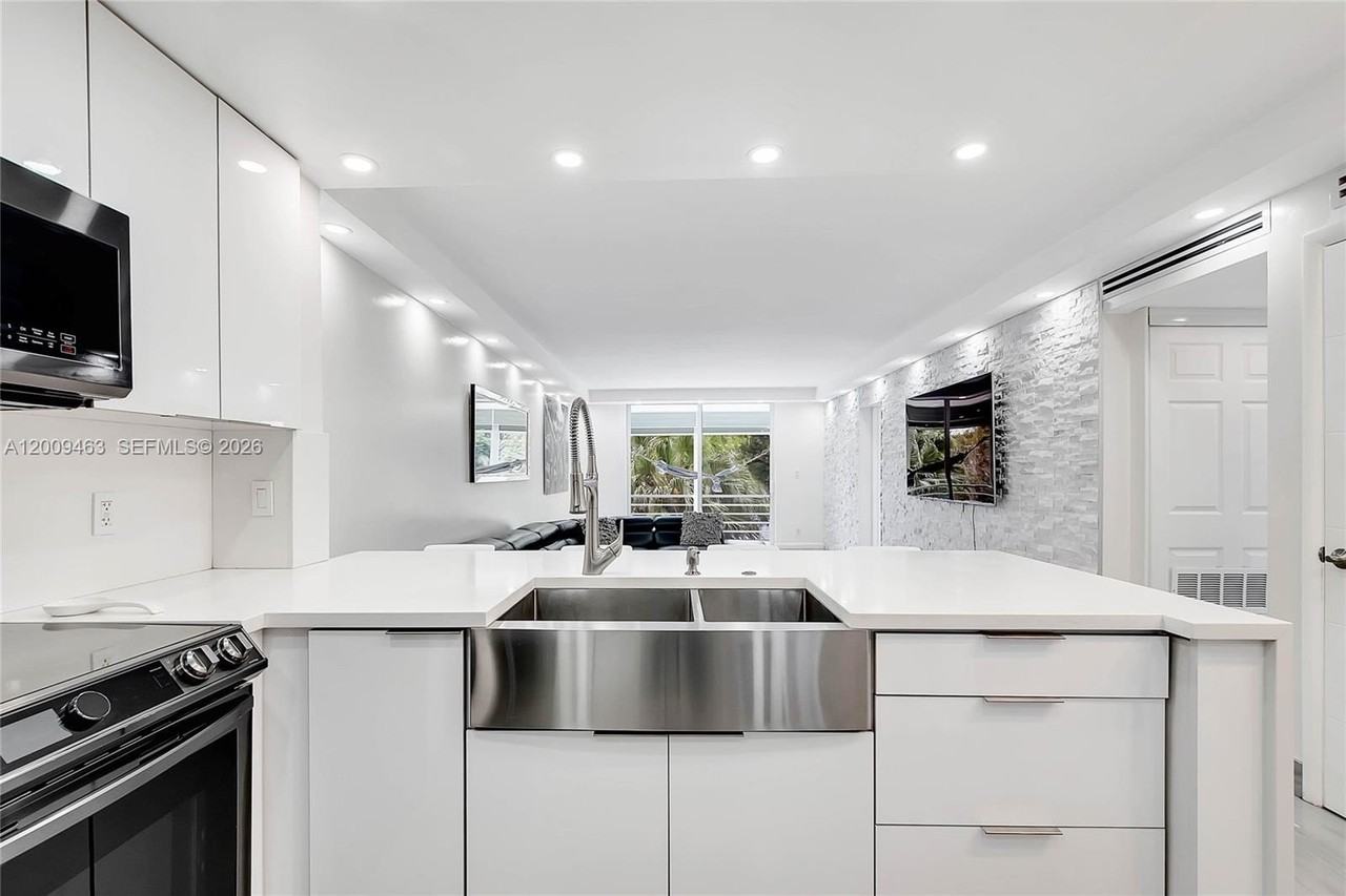 5260 Nw 11th St #201 - Photo 3 of 30