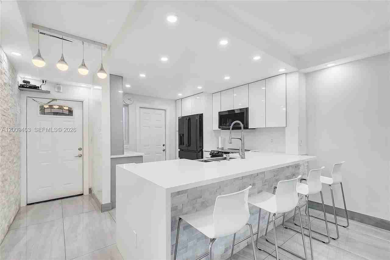 5260 Nw 11th St #201 - Photo 4 of 30