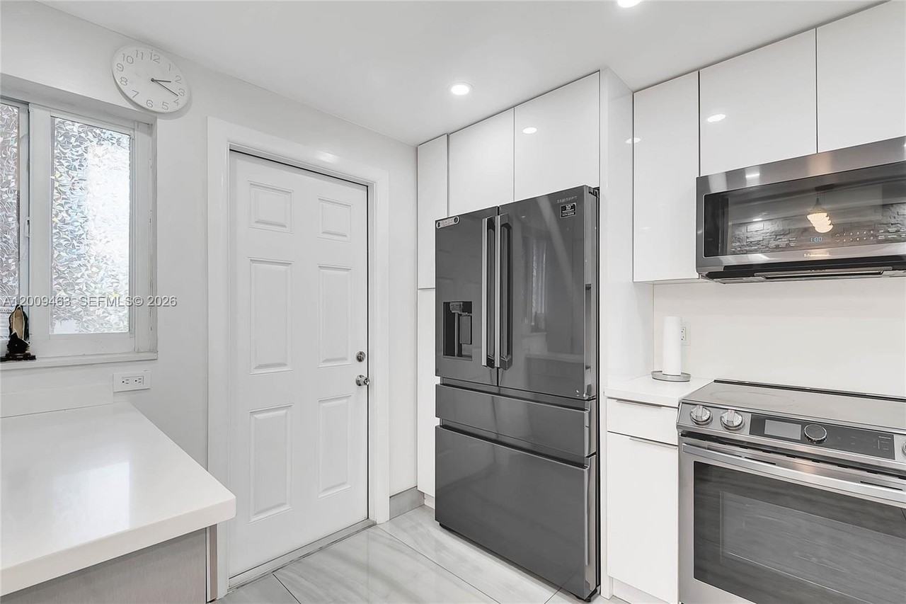 5260 Nw 11th St #201 - Photo 5 of 30