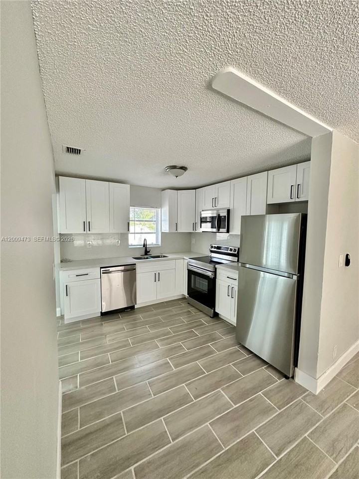 2600 Ne 8th Ave - Photo 4 of 16