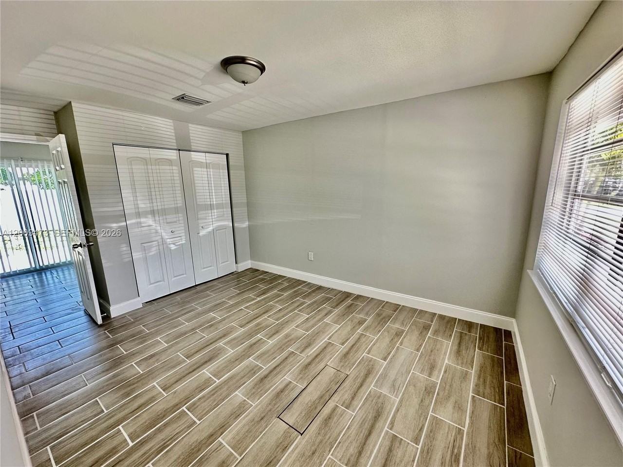 2600 Ne 8th Ave - Photo 6 of 16