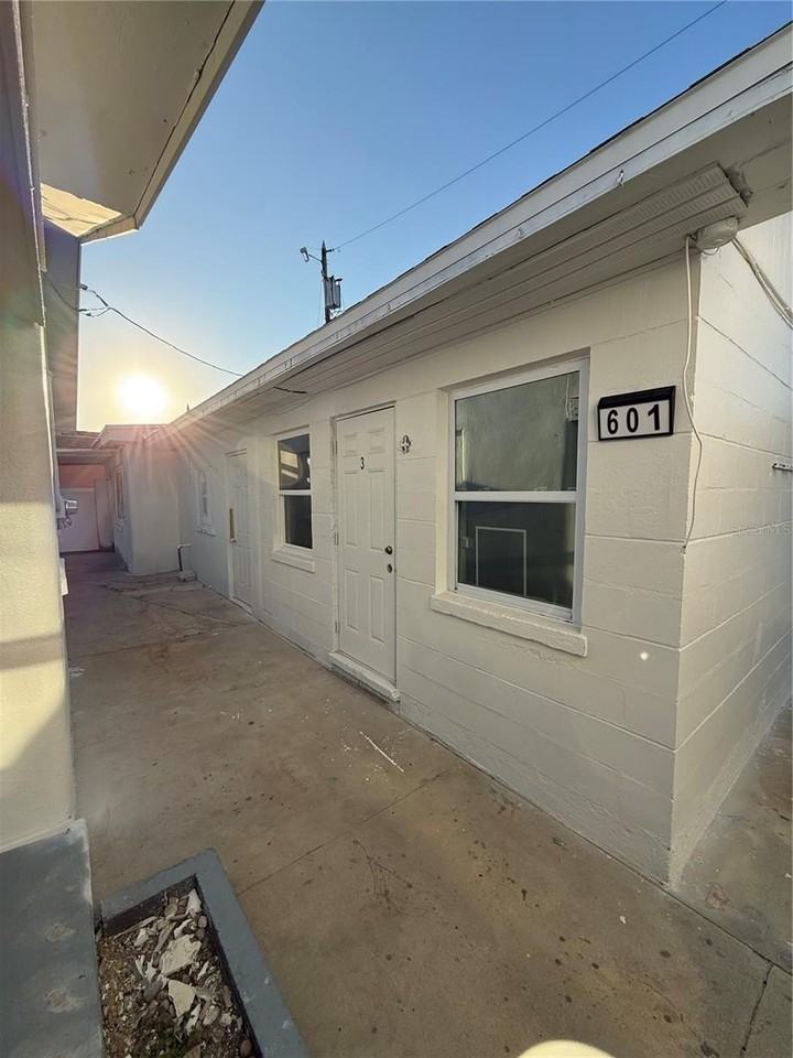 601 Corey Ave - Photo 2 of 6