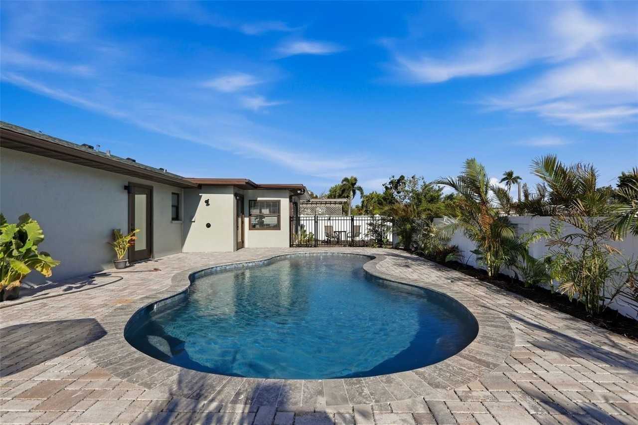 501 65th St - Photo 3 of 50