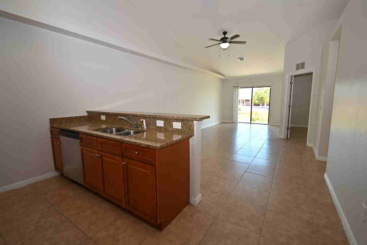 613 Southeast 14th Street - Photo 2 of 20