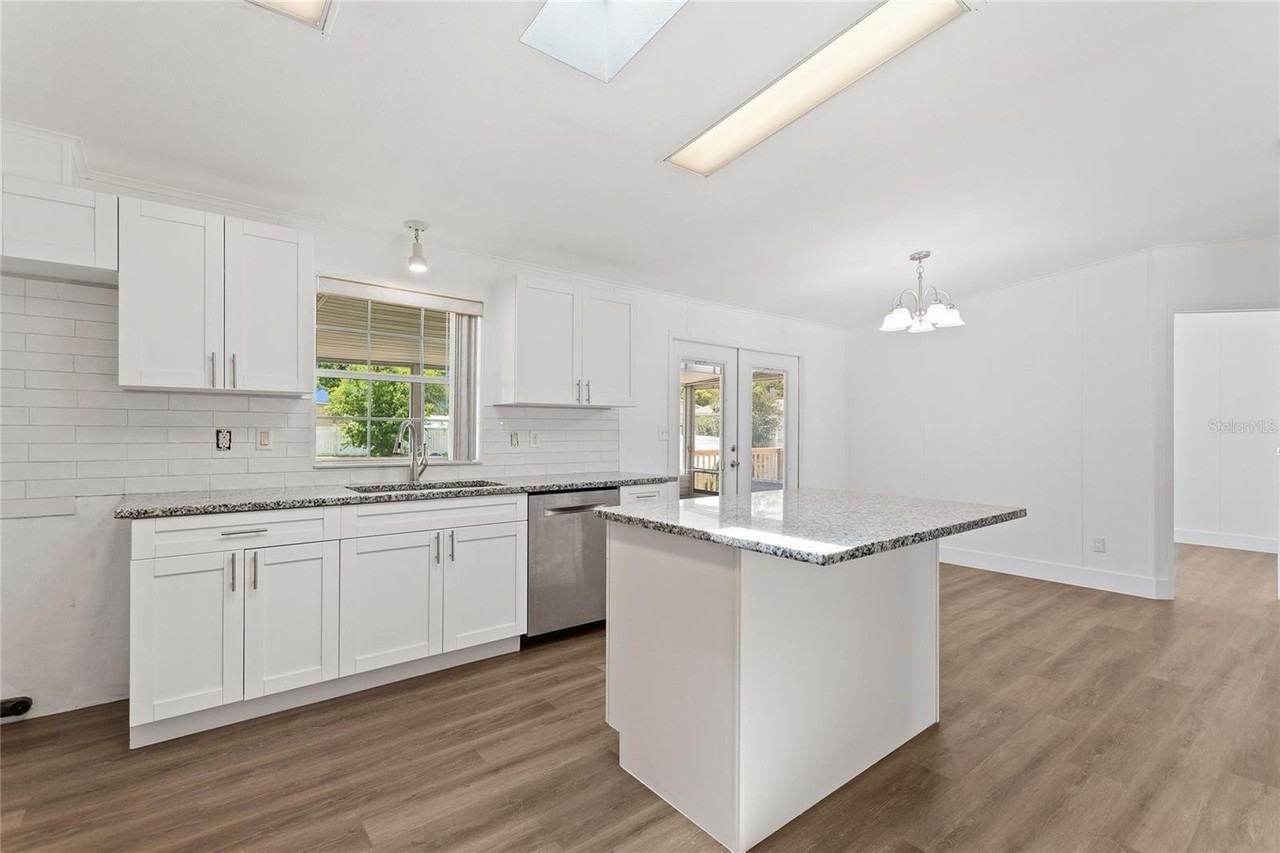486 Lindsey Dr - Photo 3 of 43