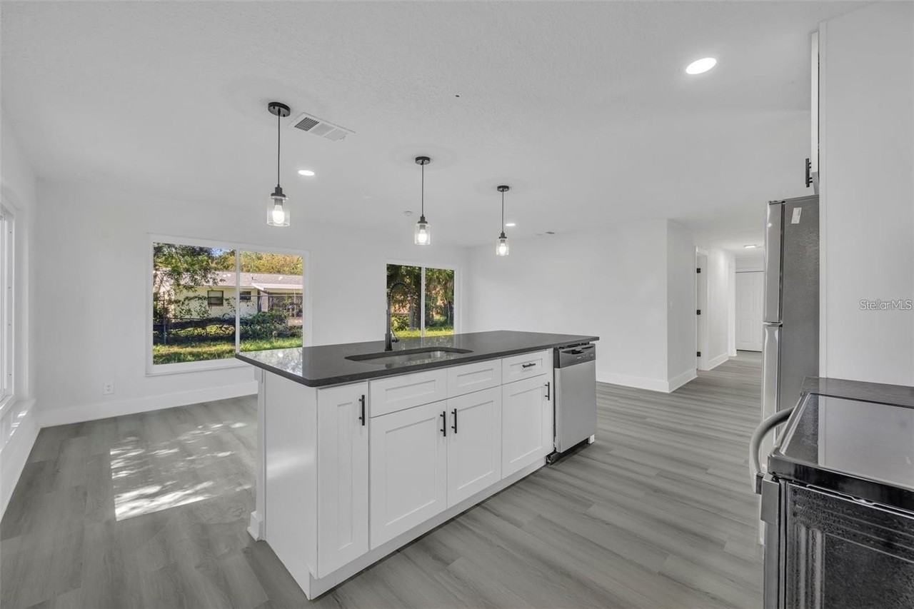 920 Lockhart St - Photo 2 of 9