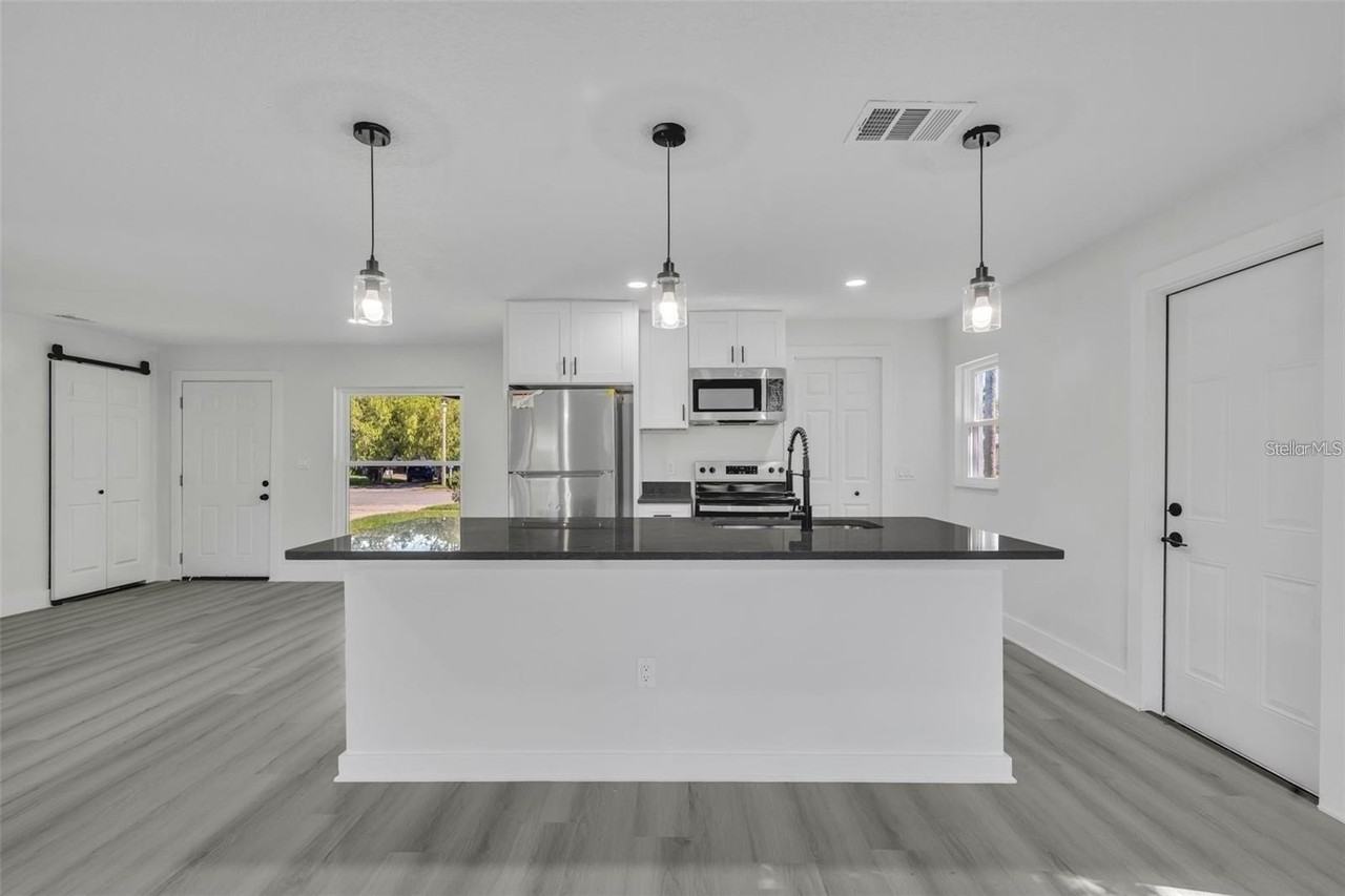 920 Lockhart St - Photo 3 of 9