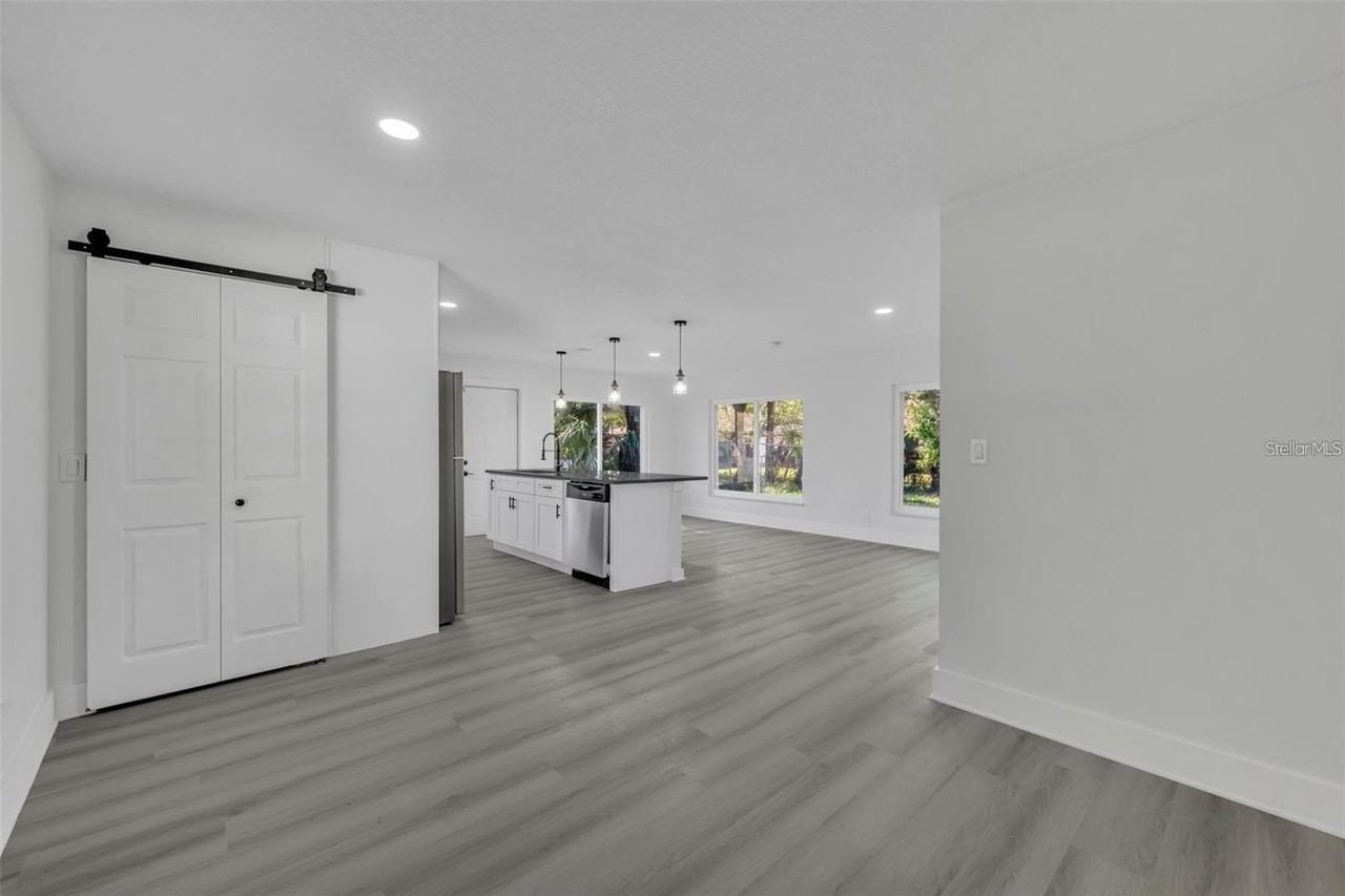 920 Lockhart St - Photo 4 of 9