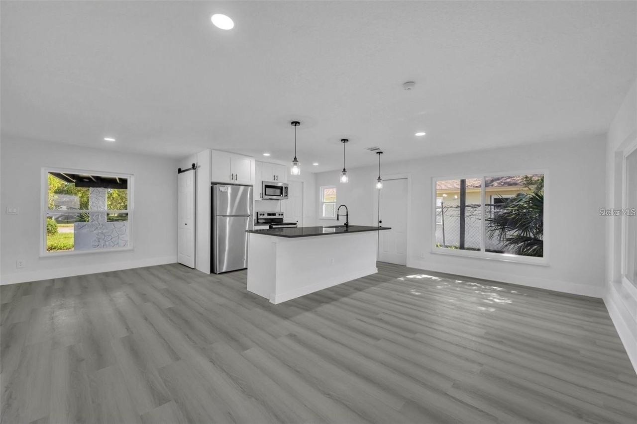 920 Lockhart St - Photo 5 of 9