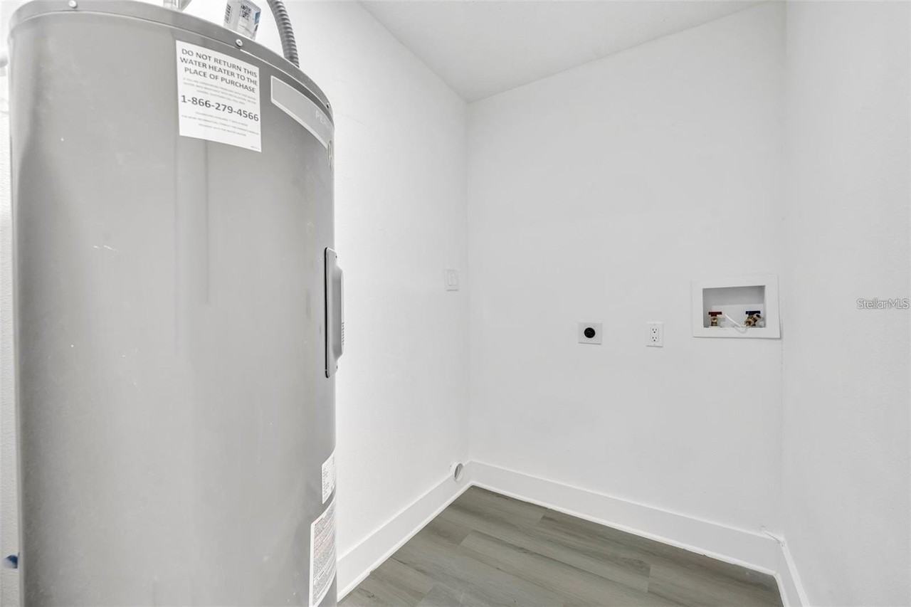 920 Lockhart St - Photo 6 of 9