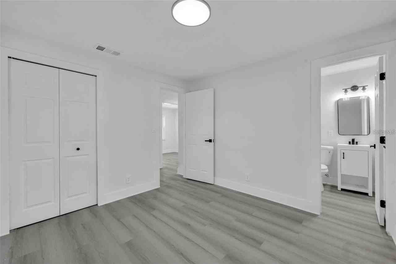 920 Lockhart St - Photo 7 of 9