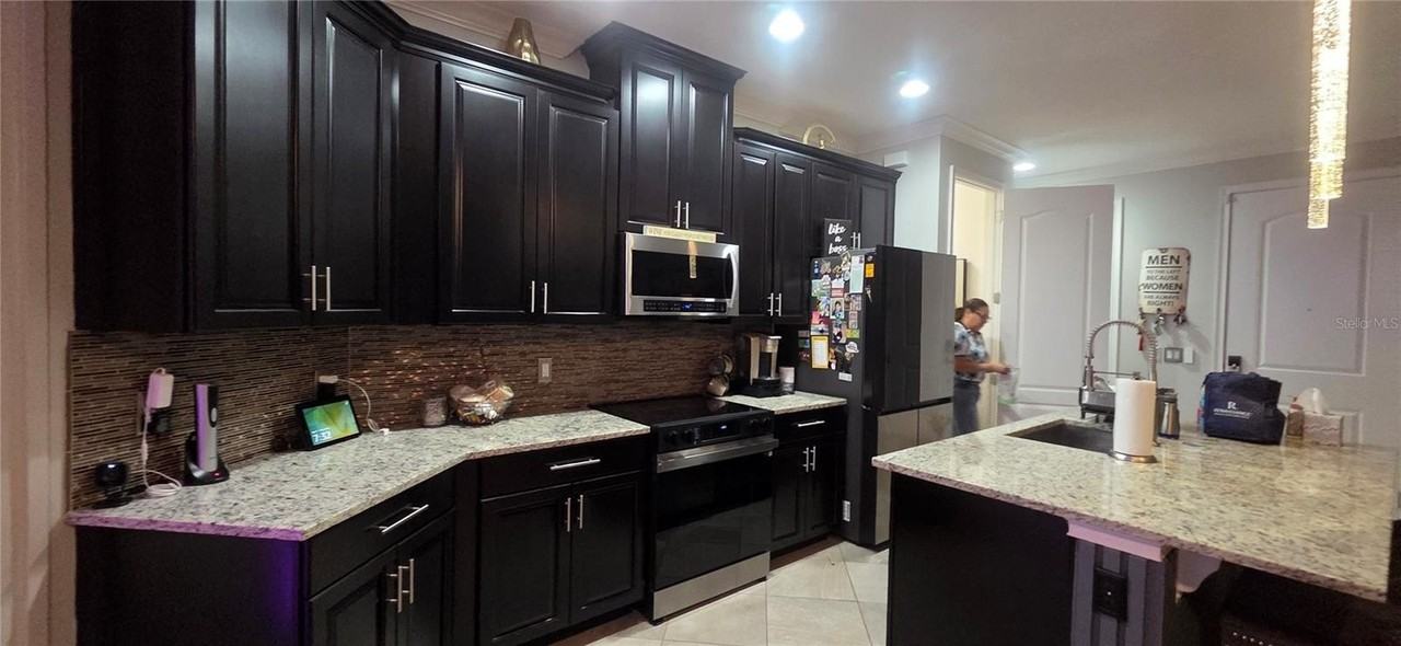 14064 Helsby St - Photo 7 of 35