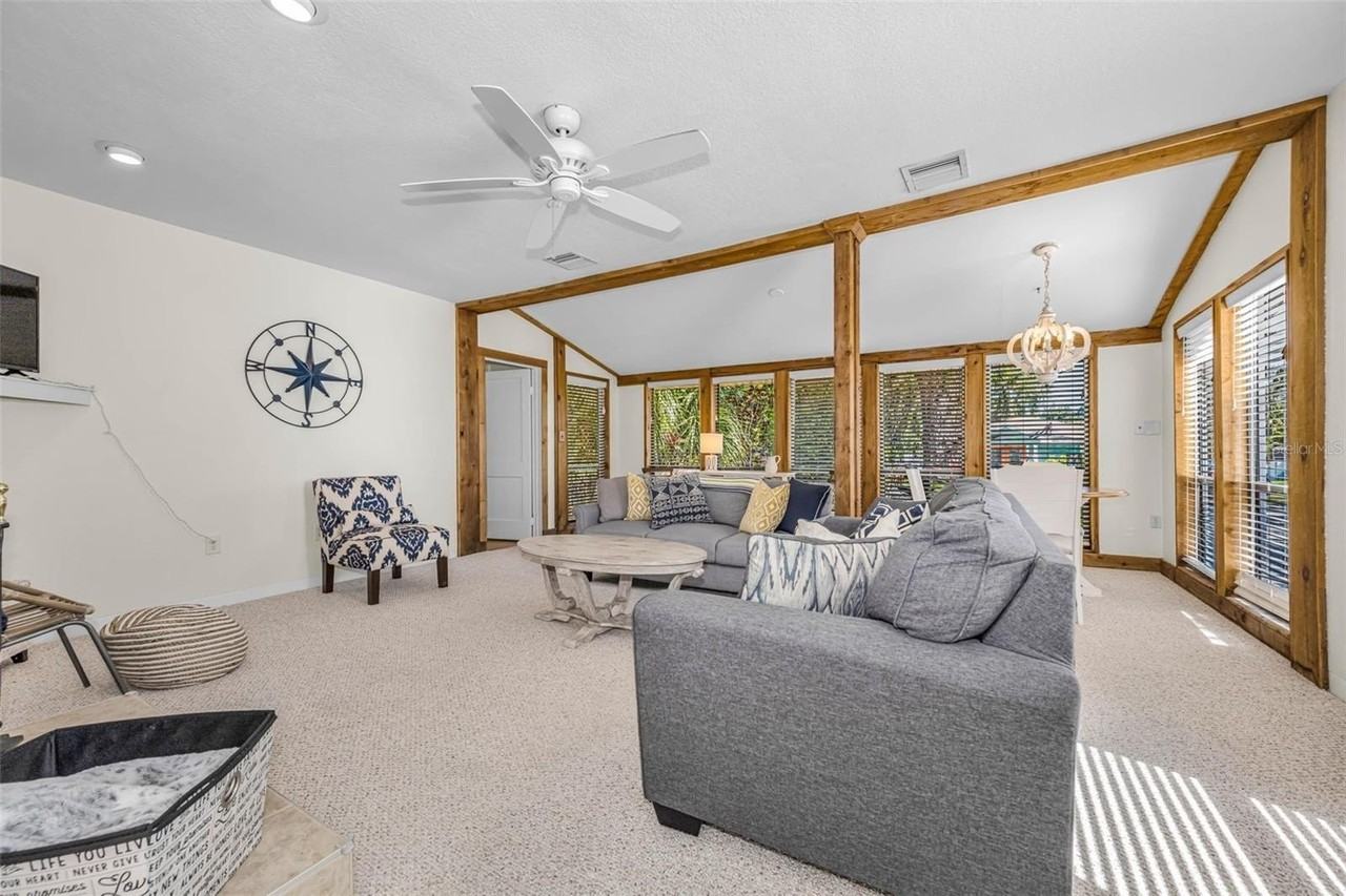 525 Bay St - Photo 5 of 38