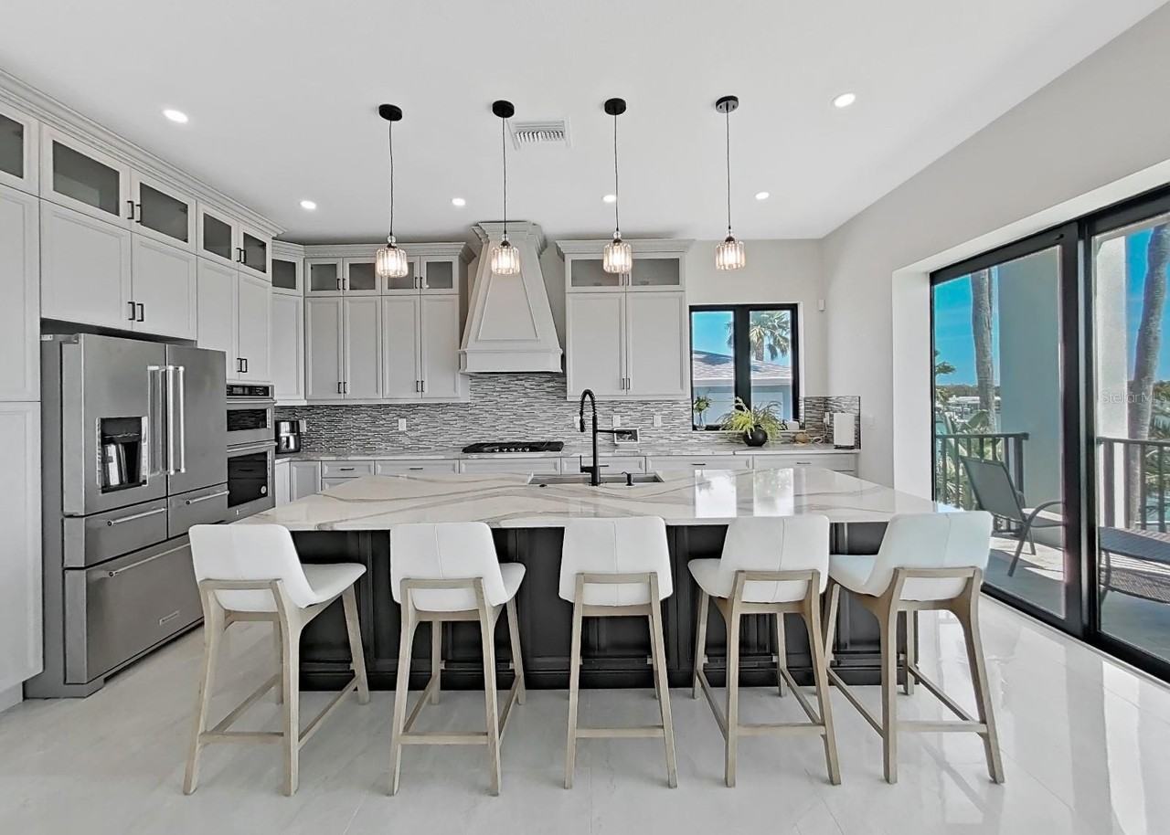 882 Bay Point Dr - Photo 4 of 50