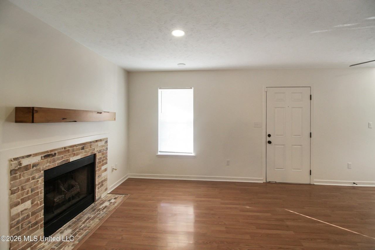 340 N Grove Cir - Photo 4 of 32