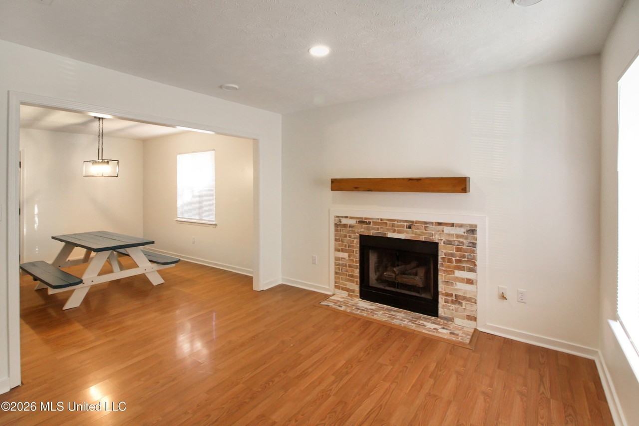 340 N Grove Cir - Photo 5 of 32